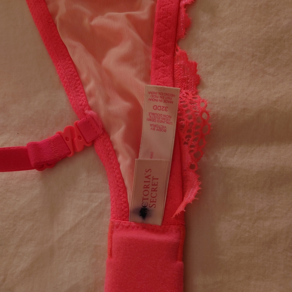 Flaws! NWOT Body by Victoria's Secret Unlined Underwire 32DD Bra + M Cheeky Set - Picture 6 of 12